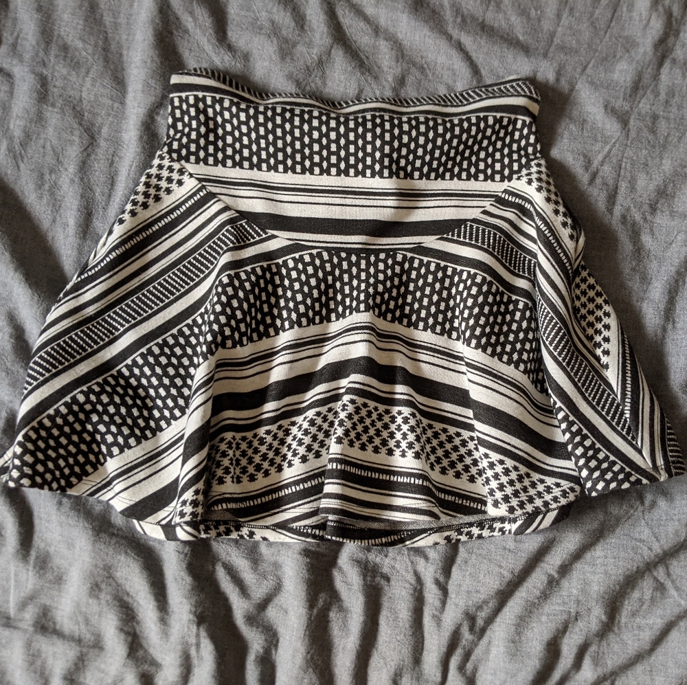 🦓 UO Geometric Patterned Skater Skirt 🦓